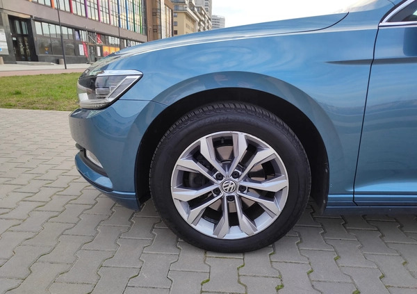 Volkswagen Passat cena 78000 przebieg: 87700, rok produkcji 2016 z Warszawa małe 172